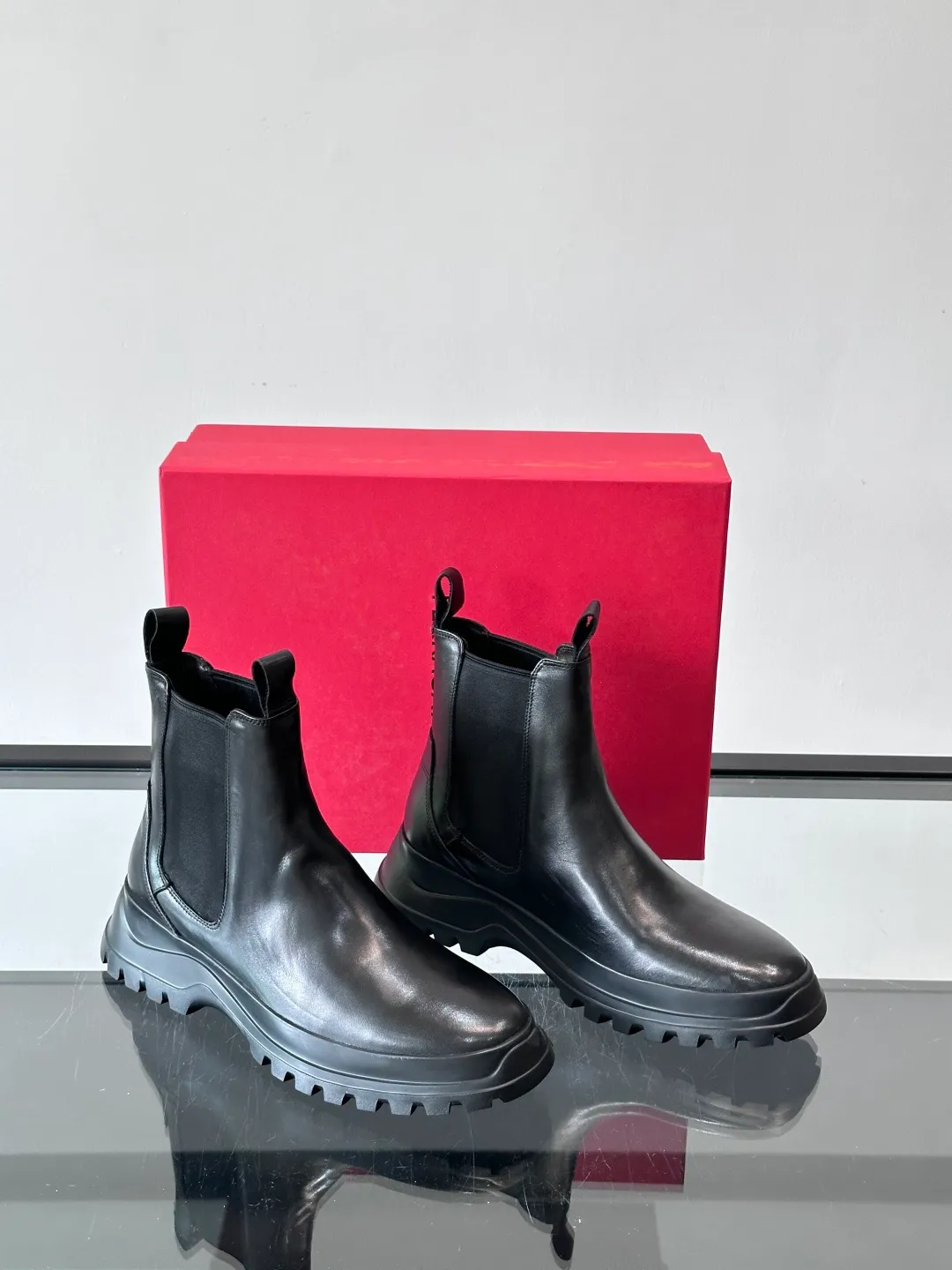 Men's men's shoes 💰960 FERRAGAMO Chelsea boots, super A Chelsea shoes equipped with thick outsole, minimalist design exudes modern charm. Imported leather surface, good texture, leather lining, easy to wear!  size: 39-44 (38.45.46 customized)